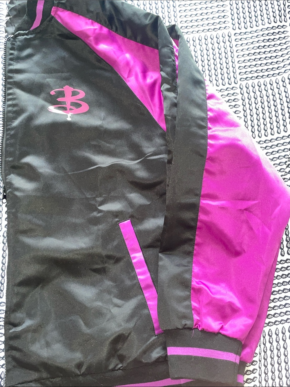 Loot crate Buffy the vampire slayer Black and Magenta Bomber Jacket. - Picture 9 of 9